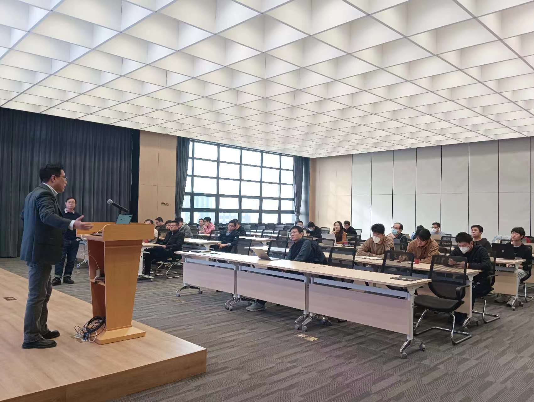 在中科院分享《人工智能技术在工业界和学术界的应用与挑战》